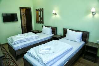 Отель Sofya Горис Двухместный номер с 2 отдельными кроватями и балконом-3